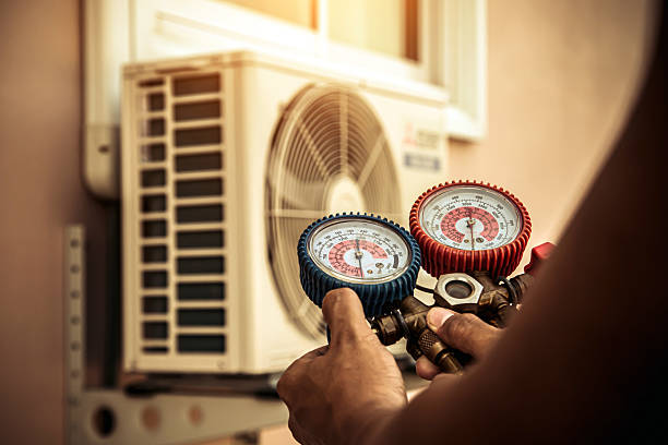 Professional Hvac technician working in Wedgefield, FL